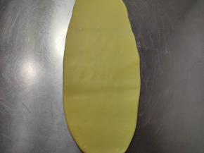 直接取一个面团，擀长，若有小气泡直接拍掉。