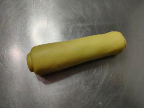 翻面，自上而下卷起，其余两个也同法卷好。