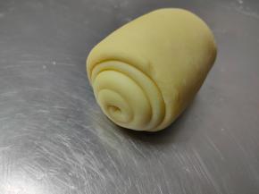 翻面后自上而下卷起，其余两个同法卷好后一起放入450g吐司盒内。