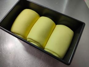 准备一碗热水，放入烤箱进行发酵，发酵至八分满左右，烤箱发酵温度不要超过38度。