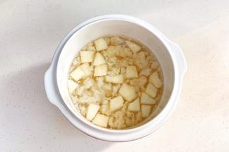 雪梨去皮切丁，放入炖盅内。