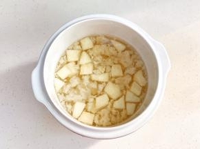 雪梨去皮切丁，放入炖盅内。