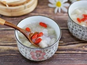 满满的胶质，看起来超级有食欲，口感比普通银耳好太多了！