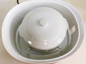 放入锅中隔水炖煮1小时。