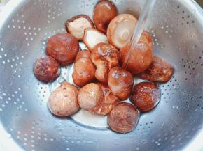 香菇加一点盐清洗一下。