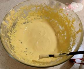 蛋黄+15g糖，加入1滴香草膏，用电动打蛋器打至蛋黄发白，画“8”字不易消失的状态。