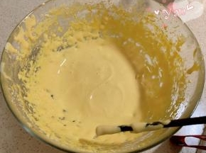 蛋黄+15g糖，加入1滴香草膏，用电动打蛋器打至蛋黄发白，画“8”字不易消失的状态。