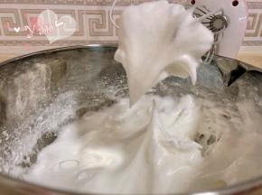 蛋白分三次加入15g糖，打发至小弯钩状态。