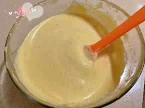 蛋白分三次加入蛋黄里，用刮刀翻拌均匀。