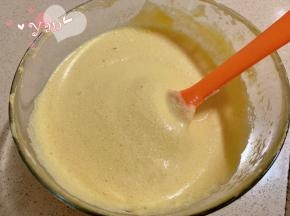 蛋白分三次加入蛋黄里，用刮刀翻拌均匀。