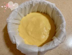 倒入一半蛋糕糊。