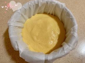 倒入一半蛋糕糊。