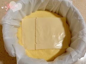 放入两片芝士片。