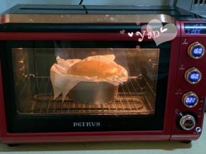 放入预热好的烤箱，上下火160度，烤45分钟。烤到20分钟的时候加盖锡纸，防止蛋糕上色过深。