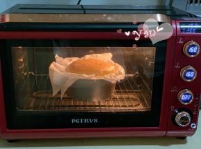 放入预热好的烤箱，上下火160度，烤45分钟。烤到20分钟的时候加盖锡纸，防止蛋糕上色过深。