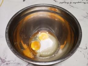 将鸡蛋打入无水无油的盆中，放入白砂糖。