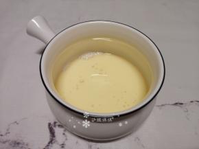 另取碗倒入牛奶和玉米油搅打至无油珠状态。