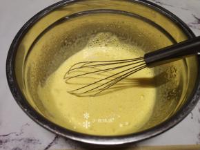 将玉米油和牛奶液倒入蛋液中搅拌均匀。