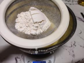 筛入低筋面粉和玉米淀粉。
