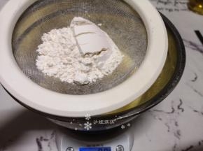 筛入低筋面粉和玉米淀粉。
