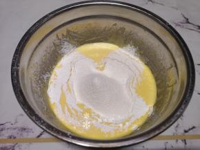 用翻拌的手法将面糊拌匀。