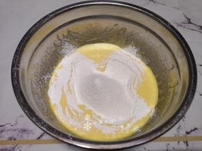 用翻拌的手法将面糊拌匀。