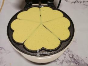 华夫饼机预热刷油倒入蛋液。