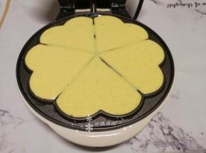 华夫饼机预热刷油倒入蛋液。