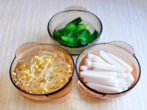 豆芽焯水2分钟，菜心焯水1分钟，三样分别放在冷水器具中。