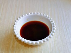 将蚝油，生抽，豆瓣酱放入小碗中，加入少量水搅拌均匀。