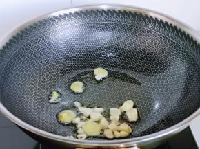 起油锅，加入姜蒜炒出香味。