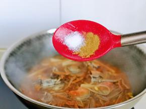 再加入盐，十三香翻炒。