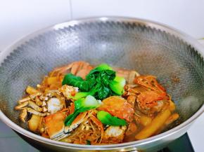 加入焯水的菜心，炒制汤汁浓稠关火出锅。