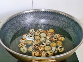 鹌鹑蛋洗干净，冷水下锅，烧开后转中火6分钟，关火焖1分钟，将热水倒掉，冷水反复冲，再用冷水泡5分钟。