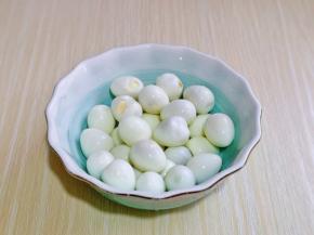 鹌鹑蛋去皮：将器具盖上盖子，两手捏紧器具用力上下摇动，鹌鹑蛋的皮全部裂开，轻轻一拉就下来啦！