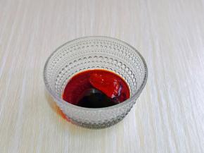 生抽，蚝油，黄豆辣酱加入器具中，再加入半碗纯净水搅拌均匀备用。