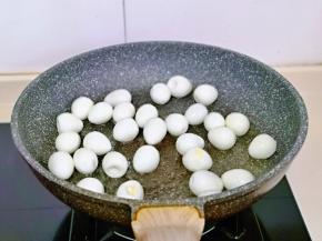 起油锅，加入鹌鹑蛋，中小火煎。