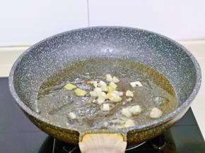 另起油锅，加入切好的姜蒜炒香。