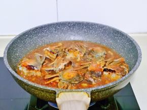 再倒入调好的酱料汁，再加入半碗热水。