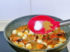 加入煎过的鹌鹑蛋，大火烧开，按个人口味加入盐，十三香，转中小火煮10分钟。