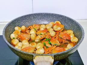 此时毛蟹熟了，大火收汁，撒上葱花即可出锅。