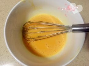 蛋黄里加入玉米油，用蛋抽划一字翻拌均匀。