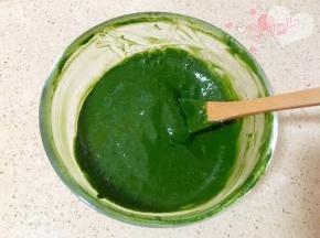 将适量抹茶粉倒入碗里，加热水搅拌融化，放凉备用。