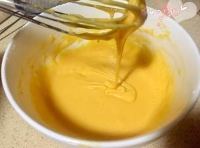 再倒入牛奶，用蛋抽划一字翻拌均匀。