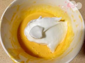 取1/3蛋白加入蛋黄糊中，翻拌均匀。