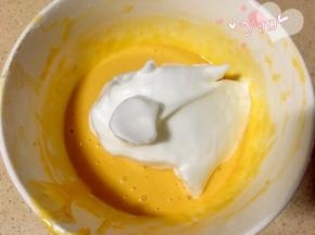 取1/3蛋白加入蛋黄糊中，翻拌均匀。