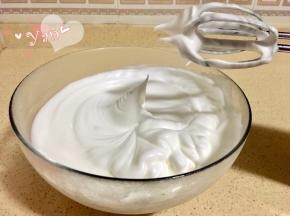 打蛋白。糖分三次加入蛋白里，打发至立出尖角。