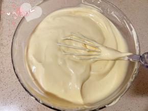 再取1/3蛋白到蛋黄糊翻拌均匀后倒回蛋白盆，和剩余的蛋白翻拌均匀。翻拌成细腻有光泽的面糊。