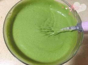加入放凉的抹茶溶液，翻拌均匀。