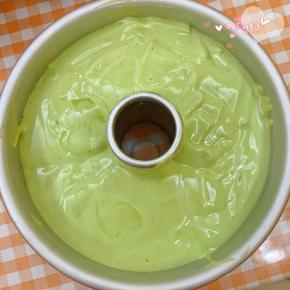 倒入7寸中空模具，震出气泡。